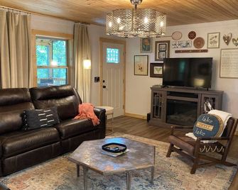 Upscale CHL cabin with incredible year-round lake views - New Owners & Upgrades - Smithville - Living room
