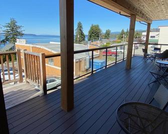 Beyond Bliss Hotel Suites - Powell River - Balcone