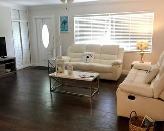 Newpalm Beach Family Vacation Home! 4bd 2 Br & Game Room - West Palm Beach - Pokój dzienny