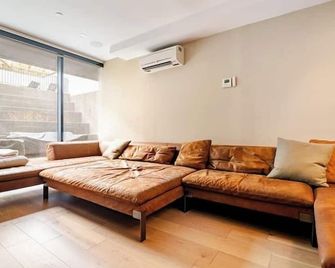 India Place By Rove 2br Duplex W Outdoor Spaces - Brooklyn - Living room