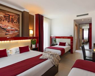 Kairos Garda Hotel - Castelnuovo del Garda - Спальня