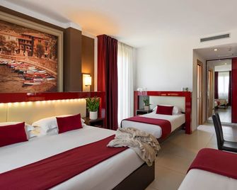 Kairos Garda Hotel - Castelnuovo del Garda - Schlafzimmer