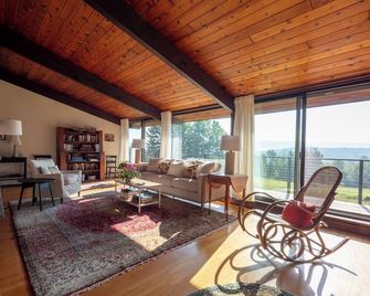Secluded 4 bedroom home with sweeping mountain views in Williamstown - Williamstown - Living room