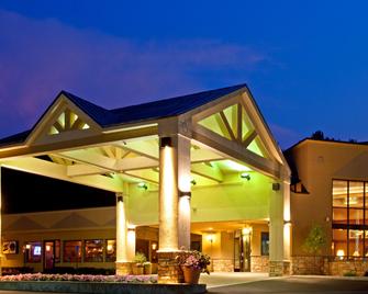Holiday Inn Lake George Turf - Lake George - Edifício