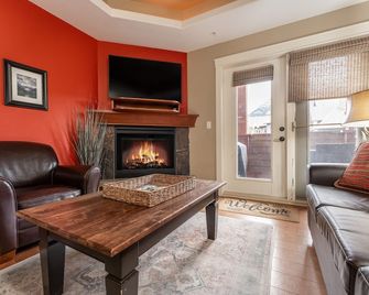 Solara Suite-Indoor Pool - Hot Tub - Gym - Canmore - Living room