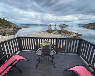 Charming boat house by the Ocean in beautiful Smith's Harbour, NL with WiFi - Burlington - Parveke