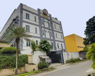 Hotel O Finest House Near Amplas Bus Terminal - Medan - Building