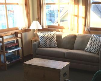 Family Friendly, In-town Accommodations - Friday Harbor - Obývací pokoj