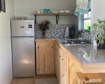 ComfyCabin is rustic with modern amenities, has deck with great view. Peaceful. - Mount Rose - Kitchen