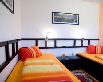 Zimmer Weiss - Altenstadt (Hessen) - Bedroom