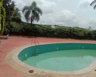 Iroomz Nijaguna Resort - Chamrajnagar - Piscina