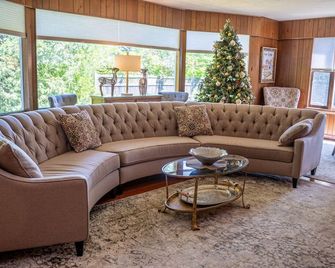 Walk to Village View Lake Placid Hot Tub, Fire Pit, Volleyball, kids playground - Lake Placid - Lounge