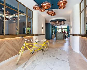 جولدن تيوليب أيكس لو بين - إيه-ليه-بان - ردهة