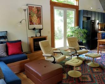 Suttons Bay-Fire Pit, walk to town/beach, brewery, dining - Suttons Bay - Living room