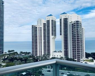 'Beachhaven: 2/2 Bliss, Ocean Views, Bright, Free Parking!' - Sunny Isles Beach - Gebäude
