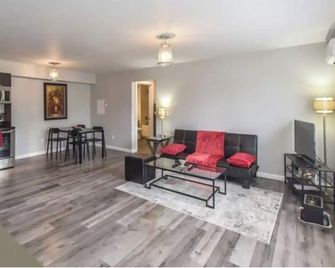 Davel Deluxe Sunsets - Orillia - Wohnzimmer