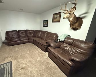 Enjoyable 2-bedroom condo with AC / Heat in charming Downtown Beaver - Beaver - Living room