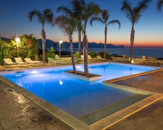 Petruso Resort - Balestrate - Piscina