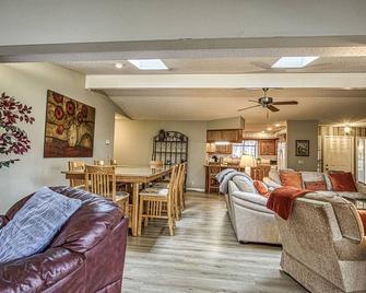 2 Rubi Place - Lake Cortez Lakefront Sleeps 10 in Hot Springs Village Golf and - Hot Springs - Sala de estar