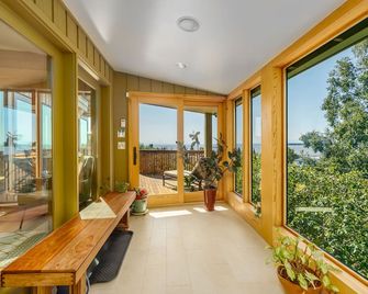 Custom ocean-view retreat with award-winning gourmet kitchen & private hot tub - Anchorage - Balcony