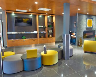 Holiday Inn Express & Suites Vaudreuil - Dorion By IHG - Vaudreuil-sur-le-Lac - Lobby