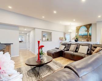 Spacious, upper-level duplex condo near Portland & beautiful beaches - Westbrook - Living room