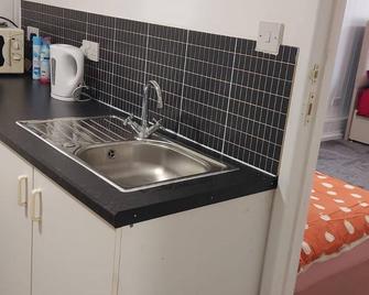 Lovely 3-Bed Apartment in Parkgate Rotherham - Rotherham - Kitchen