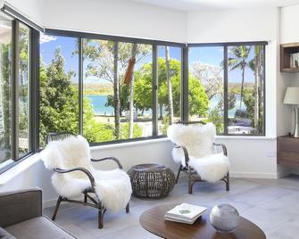 Aarons Luxury Retreat - Noosaville - Living room