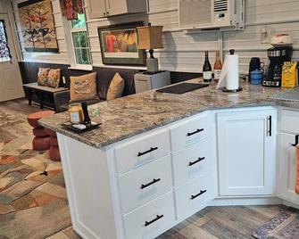 Charming Modern 1BR Country Cottage Surrounded by Nature Close to Town. - Warrensburg - Kitchen