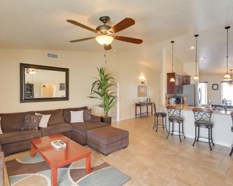 Pool, Hot Tub and Mtn Views Lake Havasu City Home! - Lake Havasu City - Living room