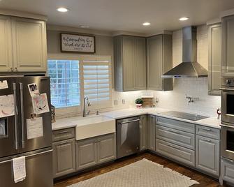 Modern Farmhouse on 6 acres, 7 bedrooms, with a pool. - Coweta - Cocina