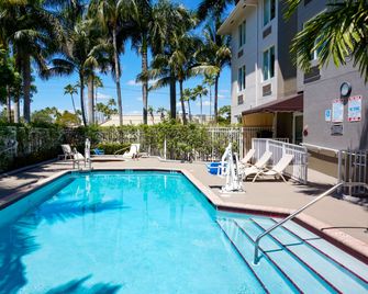 Sleep Inn & Suites Ft. Lauderdale International Airport - Dania Beach - Pool