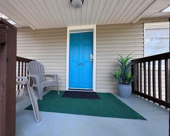 Teal Door: Charming 2-bedroom cottage with WiFi, AC in fabulous Simpsonville - Simpsonville - Patio