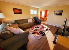 Your Vacation Starts Here! Fully Furnished 3 Bedroom Home! Close To Ferry's! - Saint Ignace - Living room