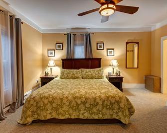 Historic Farmhouse, Great Family getaway with modern amenities - Pine Hill - Bedroom