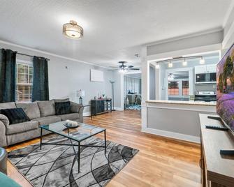 Hub City Cottage Mins from Fun! - Hattiesburg - Living room