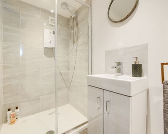 Trendy, central one Bedroom Apartment with TV AND en-suite. 100% 5 Rating - Portsmouth