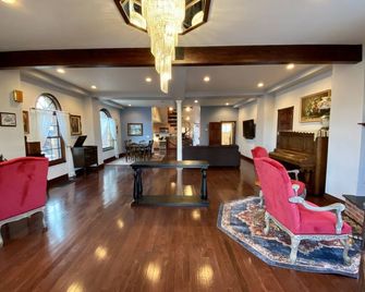 Carter house : 100 year old house with a remodeled castle inspired feel. - Gillette - Lobby