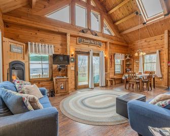 A Beautiful, Fully Furnished Log Cabin Overlooking Keuka Lake - Penn Yan - Wohnzimmer
