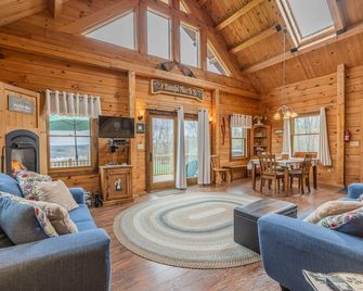 A Beautiful, Fully Furnished Log Cabin Overlooking Keuka Lake - Penn Yan - Huiskamer