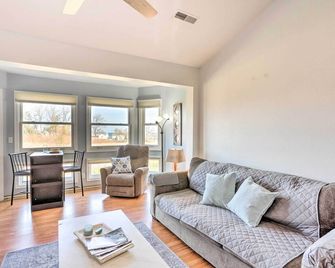 Quaint Couples Escape Pool, Near Lake Er - Oak Harbor - Living room