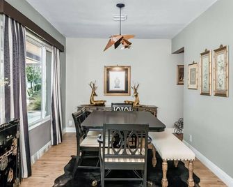 Experience the charm of Phoenix Casa GQ, a spacious 3-bedroom retreat in the Melrose District. - Phoenix - Jadalnia