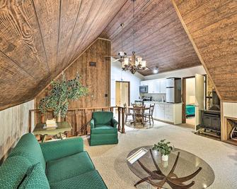 Charming Roan Mtn Cabin Across from Creek! - Roan Mountain - Sala de estar
