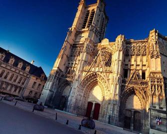 L'Oiseau De La Cathédrale - Calme - Jardin - Wifi - Troyes - Gebouw