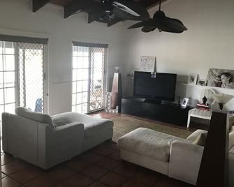 Large Colonial Queenslander Home perfect for families, couples or groups - Robina - Living room