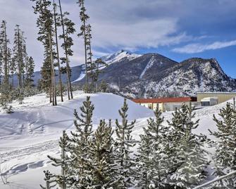 Sleek Frisco Townhome with Views 8 Mi to Copper Mtn - Frisco - Outdoor view