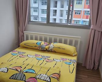 Clean newly renovated airconditioned double bedroom - Singapore - Bedroom
