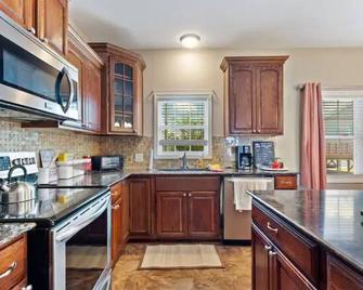 Moss Lake retreat - Sulphur - Kitchen