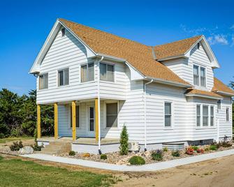 Bottoms Edge Ranch - Studio Suite - Great Bend - Building
