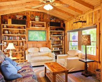 Mountain High Cabin! Views from Tn to Nc! Hot Tub, Secluded, And Wifi! - Cosby - Living room